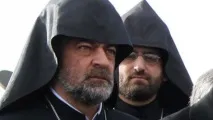 Архієпископ Навасард Кчоян не може покласти край офшорному скандалу, але прощає журналістів - навасард
