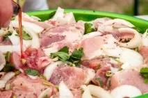 Як маринувати м’ясо, рибу та овочі для шашлику маринувати