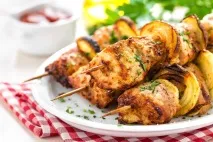 Як маринувати м’ясо, рибу та овочі для шашлику маринувати