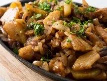 Як приготувати картоплю з маслюками - як смажити гриби маслюки - Кулінарні рецепти смажити