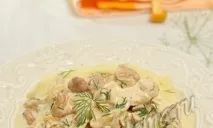 Лисички з курячим філе в сметані. лисички