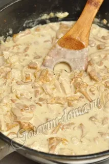 Лисички з курячим філе в сметані. трохи