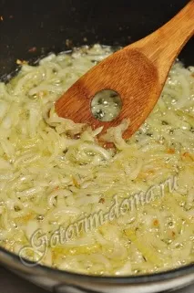 Лисички з курячим філе в сметані. лисички