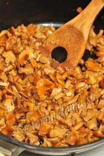 Лисички з курячим філе в сметані. філе
