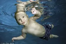 Малюки під водою - НОВИНИ У ФОТОГРАФІЯХ водою