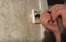 Як підібрати та встановити накладку для захисту шпалер під вимикач встановити