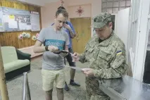 Полювання - на ухилістів як у Києві ховаються від армії полювання