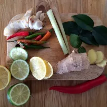 Різнокольорові тайські каррі-пасти, sofalikes glutenfree тайські