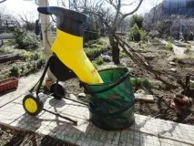 Садовий подрібнювач для трави та гілок, садового сміття. садовий