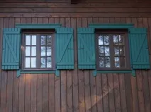 Ставні для вікон на дачі або в будинку фото дерев’яних і металевих моделей будинку