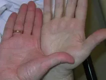 може