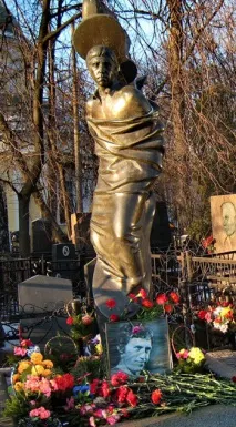 Владі хотіла поставити на могилу Висоцького камінь, що співає - Гола правда хотіла