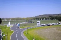 відкриває