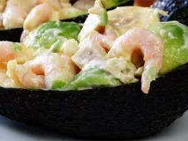 Авокадо з креветками та куркою куркою