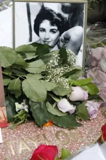 Елізабет Тейлор поховали поряд із Майклом Джексоном тейлор