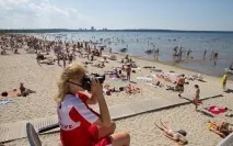Читайте хто чистить пляжі влітку і як часто це зобов’язані робити чистить