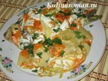 Карась запечений у духовці з овочами. карась