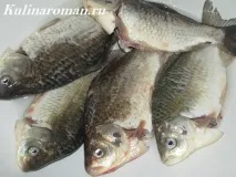 Карась запечений у духовці з овочами. запечений