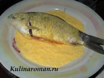 Карась запечений у духовці з овочами. карась