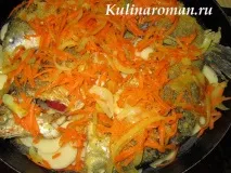 Карась запечений у духовці з овочами. овочами