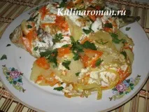Карась запечений у духовці з овочами. карась