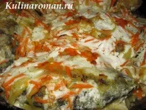 Карась запечений у духовці з овочами. карась