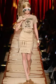 Сміттєвий шик від Moschino італійська мода пропонує восени 2017 нарядитися в мотлох сміттєвий