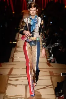 Сміттєвий шик від Moschino італійська мода пропонує восени 2017 нарядитися в мотлох пропонує
