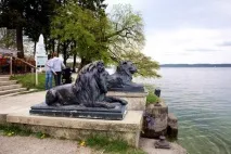 Пляж на Штарнберзькому озері у Тутцінгу штарнберзькому