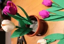 Виріб у садок крокуси з кріпленого паперу. садок