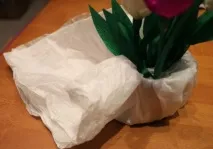Виріб у садок крокуси з кріпленого паперу. паперу