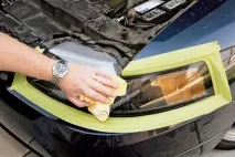 Полірування пластикових фар автомобіля машинним способом машинним