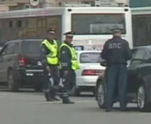 Дії під час спроб зупинити автомобіль (кортеж) на трасі автомобіль