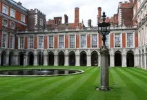 Палац Хемптон Корт (Hampton Court) – найвідоміший лабіринт court