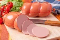 Варена ковбаса – сорти; склад та технологія приготування в домашніх умовах приготування