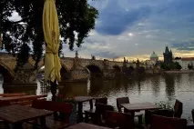 празі