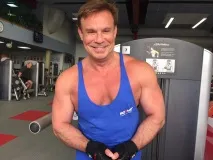 його
