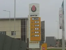 З великих мереж АЗС КазМунайГазу підняли ціни на бензин першими. ціни