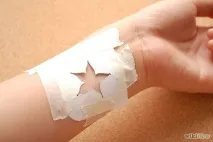 Як зробити тимчасове татуювання за допомогою лаку для нігтів нігтів