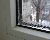 Як прибрати конденсат на балконі вікнах