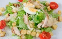 Класичний салат Цезар з куркою. цезар