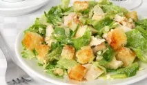 Класичний салат Цезар з куркою. куркою