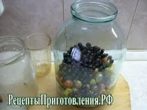 Компот на зиму з аґрусу та чорної смородини. аґрусу