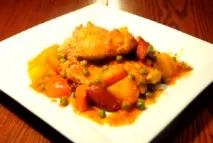 Курка з овочами та сосисками овочами