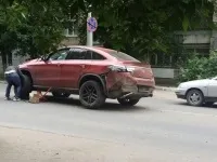 На Чернишевського евакуювали розбитий червоний - Мерседес, Новини Саратова та області - чернишевського
