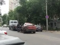 На Чернишевського евакуювали розбитий червоний - Мерседес, Новини Саратова та області - евакуювали