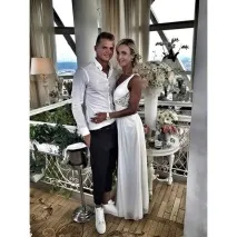 Пов’язка на очі та море квітів ніж Тарасов здивував Бузову у річницю весілля язка