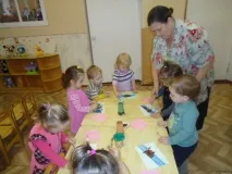 Малюнок в 1 молодшій групі Ось які у нас місточки групі