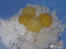 Рецепт Тістечка Кошички з білковим кремом, Грибочки з дитинства тістечка