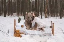 Снігова фотосесія двох моделей з України в обійми з ведмедем шокувала Європу - НОВИНИ В снігова
